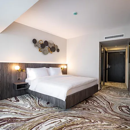 Ramada By Wyndham Bucharest Otopeni Airport Extérieur photo