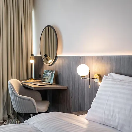 Ramada By Wyndham Bucharest Otopeni Airport Extérieur photo