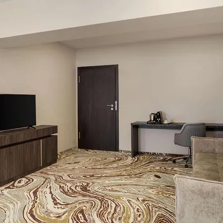 Ramada By Wyndham Bucharest Otopeni Airport Extérieur photo