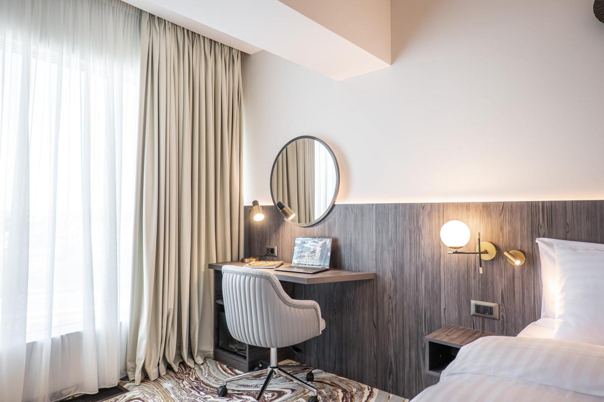 Hotel Ramada By Wyndham Bucharest Airport 4*
