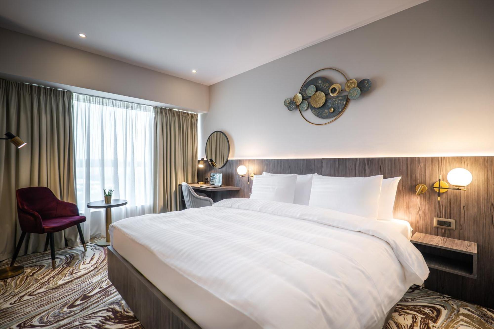 Hotel Ramada By Wyndham Bucharest Airport 4*