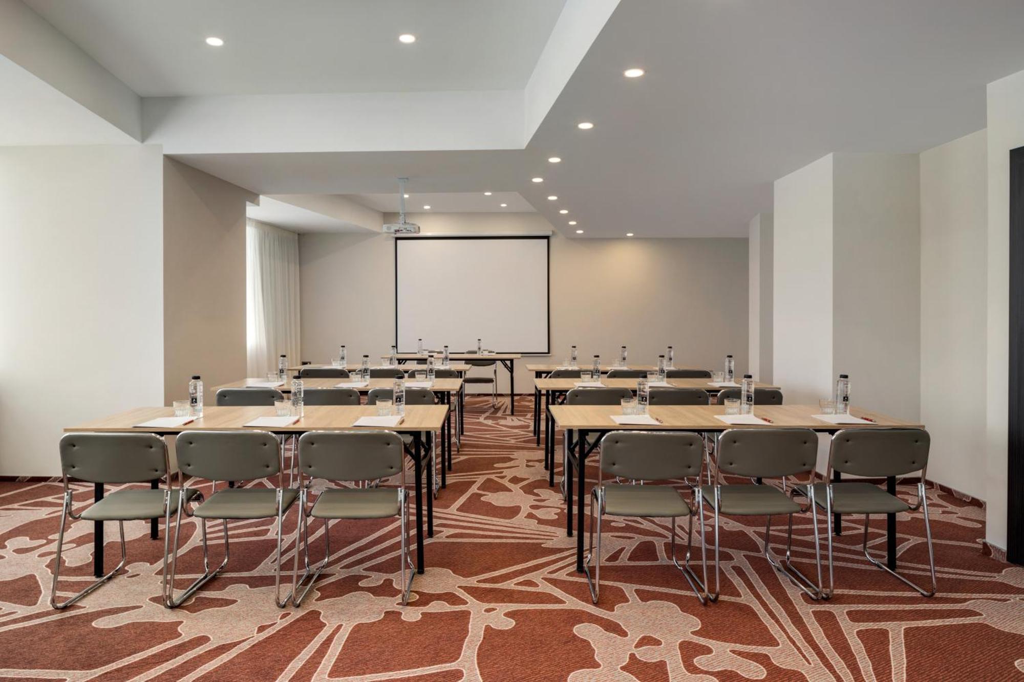 Hotel Ramada By Wyndham Bucharest Airport 4*