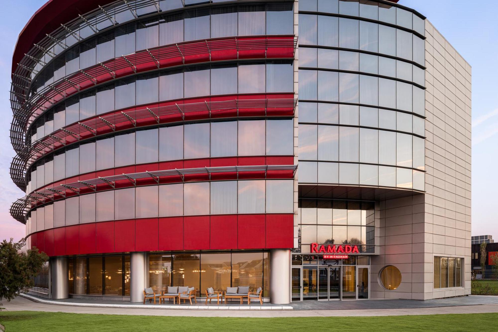 Hotel Ramada By Wyndham Bucharest Airport 4*