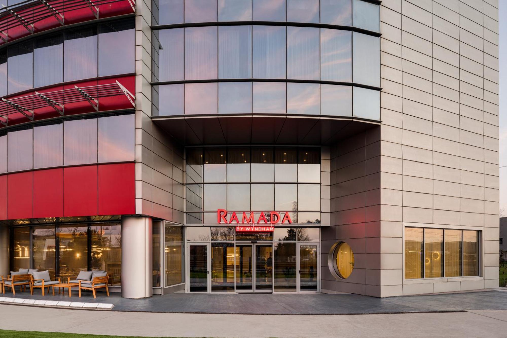 Ramada By Wyndham Bucharest Airport Hotel Otopeni