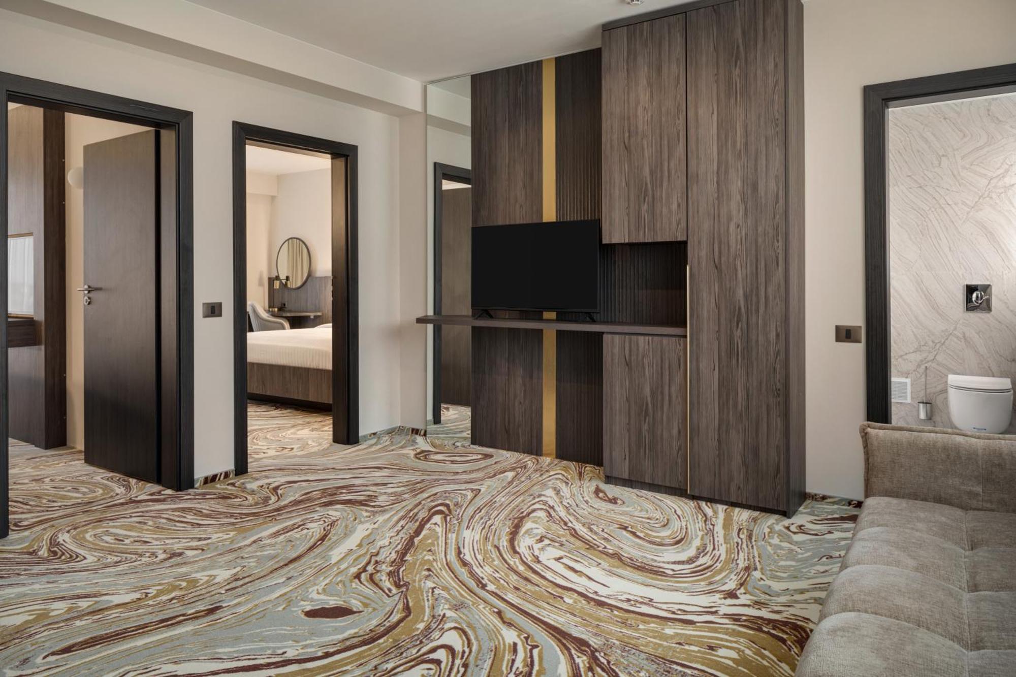 Hotel Ramada By Wyndham Bucharest Airport 4*