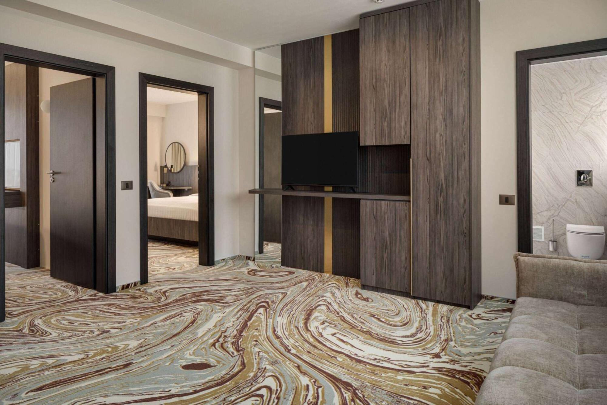 Ramada By Wyndham Bucharest Airport Hotel Otopeni